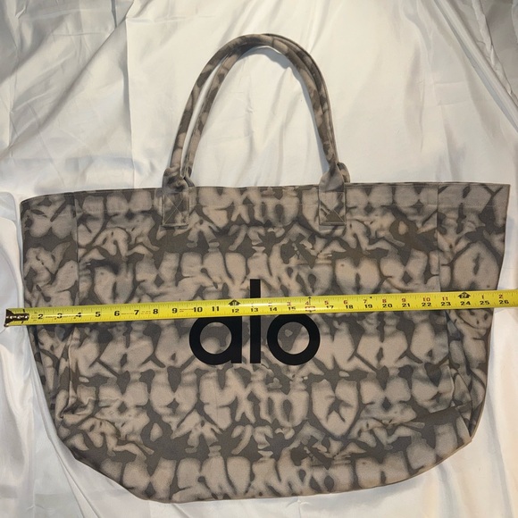ALO Yoga Camouflage Tote Bag - Picture 3 of 4